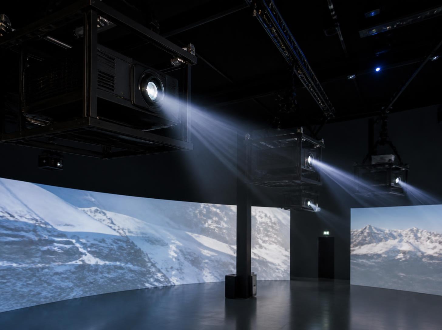 Projection equipment used in an immersive projection system